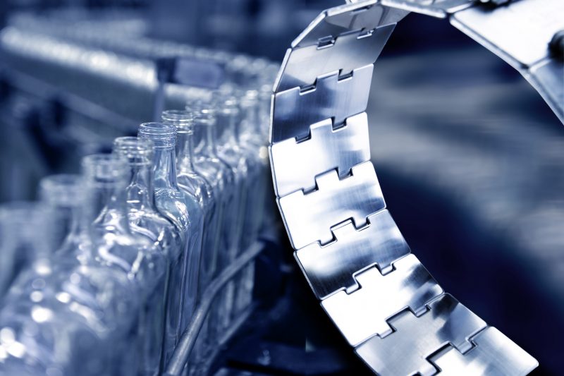 Flat top chains for beverage industry